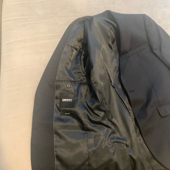 100% wool and polyester lined slim fit suit blazer. 29 X 30 suit pant set - Picture 3 of 5